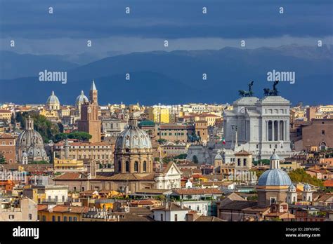 Veduta aerea del centro di Gotham City con i principali edifici istituzionali e la Cattedrale