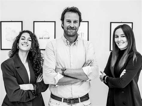 Ritratto professionale di Alessandra Rosara o team di architetti al lavoro su un progetto