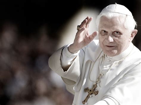 Fotografia di Papa Benedetto XVI che saluta i fedeli