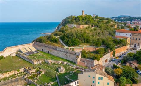 Bettona: vista panoramica dall'alto del borgo medievale immerso nelle colline umbre
