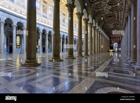 Vista interna della Basilica di Loreto con le navate e le cappelle laterali