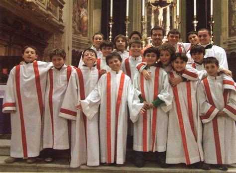 Foto di un gruppo di chierichetti durante una celebrazione