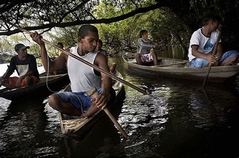 Immagine di una comunità indigena amazzonica che celebra un rito, simbolo dell'importanza delle culture locali
