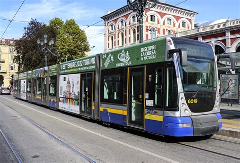 Fotografia di un tram di Torino che percorre una via del quartiere Santa Rita