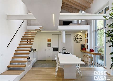 Interno di un loft moderno con cucina attrezzata e zona notte rialzata