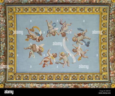 Dettaglio di putti alati che sorreggono ghirlande