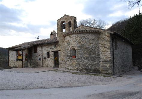 Foto aerea del Santuario della Madonna dei Tre Fossi immerso nel paesaggio verde