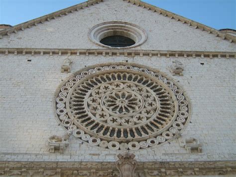 Rosone della Chiesa di San Ponziano a Carbonia, con dettagli dei santi patroni e allegorie del lavoro