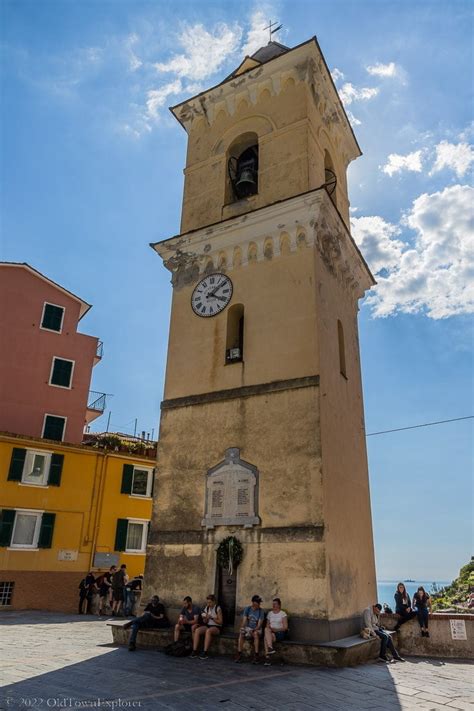 Torre campanaria della Chiesa di San Ponziano a Carbonia, con la sua caratteristica trachite rossa e piazza Roma