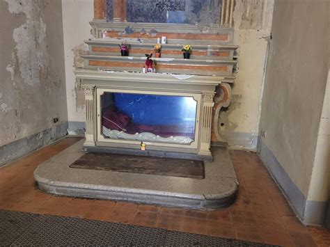 Interno della cappella delle Carandine a Sassuolo, con l'altare dove era collocata la statua
