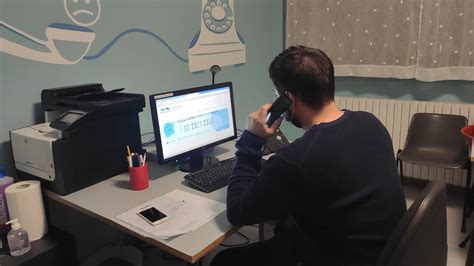 Un sacerdote al telefono, simboleggiando i servizi di ascolto remoto