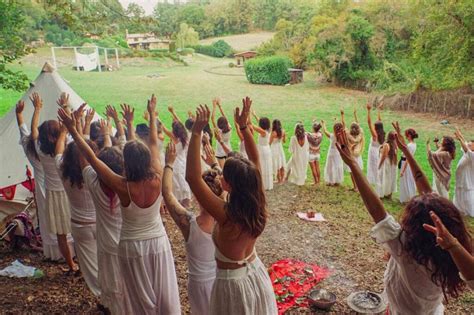 Simbolo della Sororità con donne in cerchio