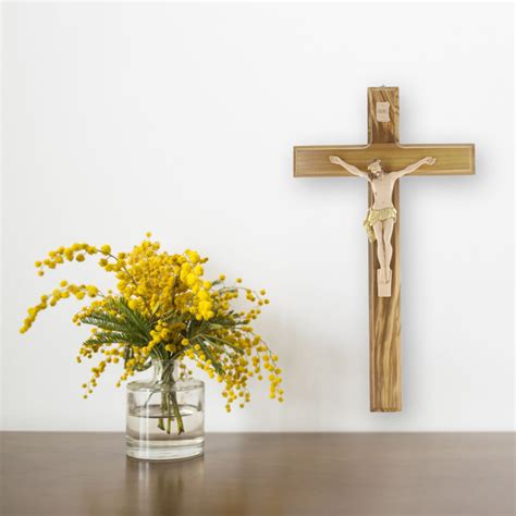 Un primo piano di un crocifisso in legno, con dettagli delle piaghe di Cristo