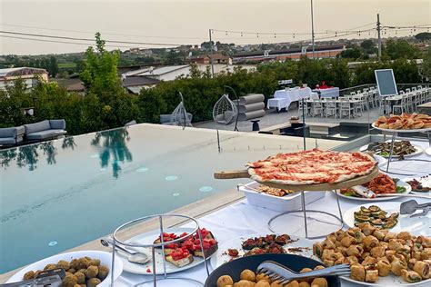 Foto di un buffet allestito a bordo piscina in una tenuta per eventi