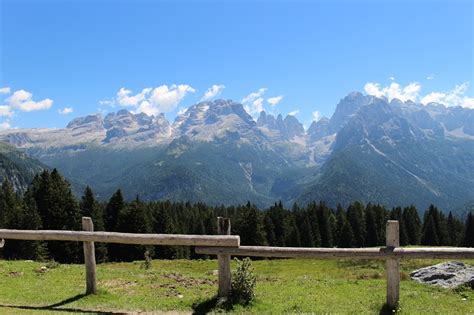 Immagine panoramica delle Dolomiti di Brenta vista da Malga Ritorto