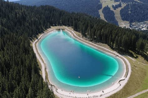 Foto del Lago Montagnoli con acque turchesi