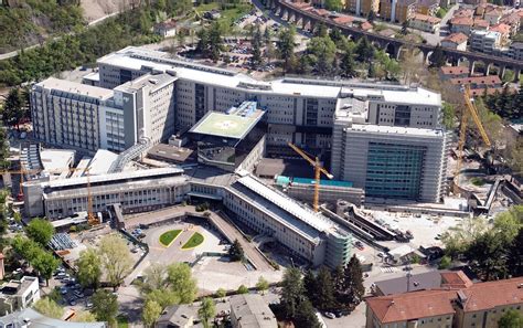 Foto esterna dell'Ospedale Santa Chiara di Trento