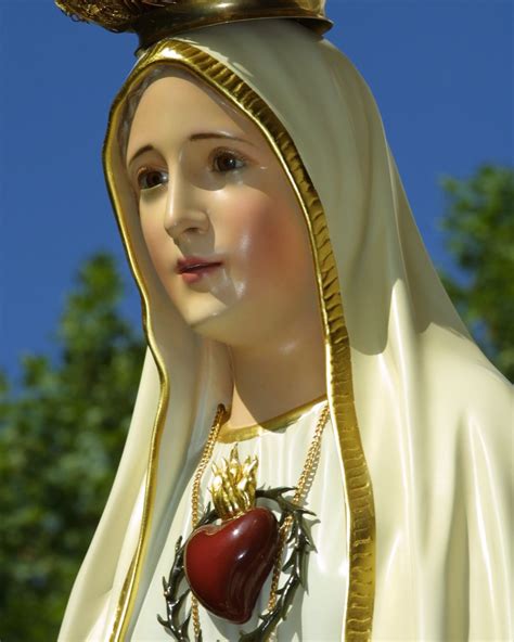 immagine di un rosario con un cuore immacolato