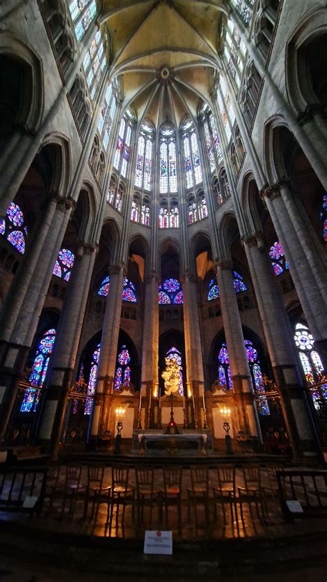 Interno della Cattedrale di Saint-Pierre a Beauvais, con enfasi sul coro alto