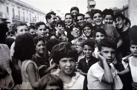 Foto storica di don Pino Puglisi con i giovani del quartiere Brancaccio durante le attività del centro.