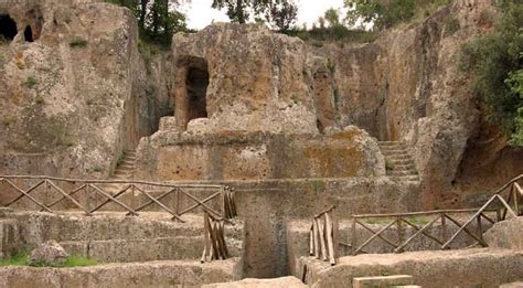 Foto panoramica della Necropoli Etrusca di Sovana con tombe a camera