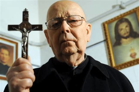 Ritratto fotografico di Padre Gabriele Amorth durante il suo ministero a Roma