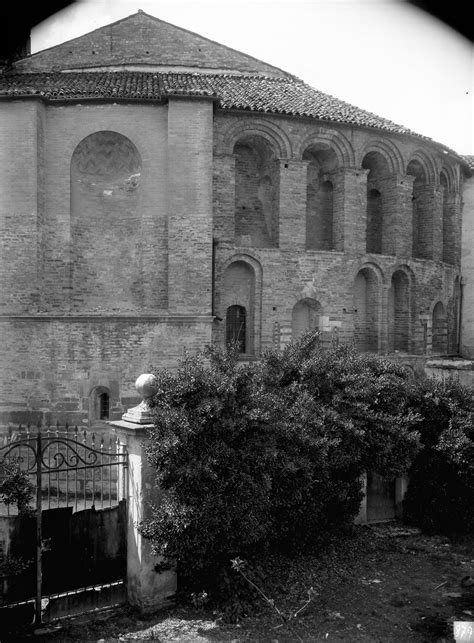 Veduta esterna dell'architettura in mattoni a vista della chiesa di Santa Rita a Selva