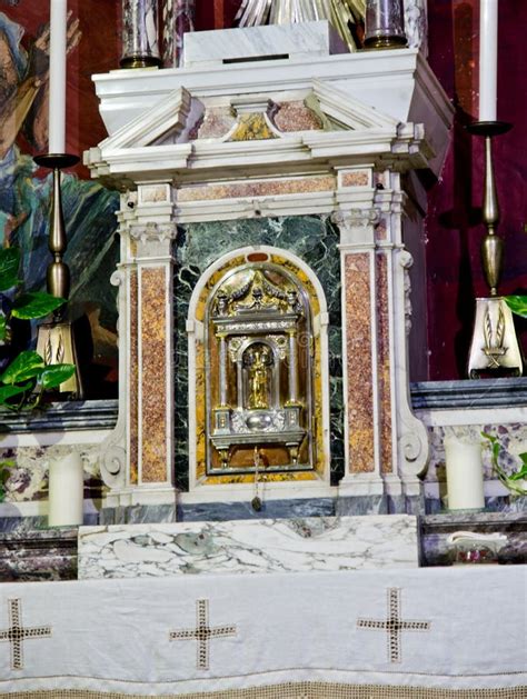 Dettaglio dell'altare e del tabernacolo all'interno della chiesa
