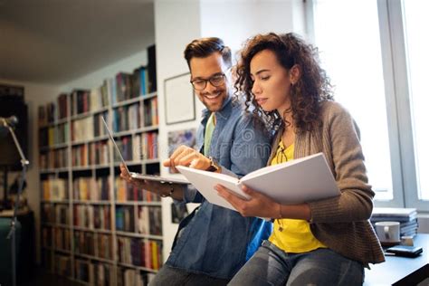 Interno colorato e moderno della Biblioteca N. Ginzburg con persone che leggono e studiano