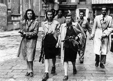 Foto storica: donne partigiane armate in un contesto urbano
