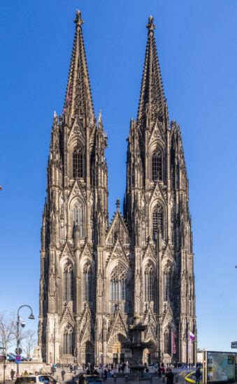 La maestosa facciata occidentale del Duomo di Colonia con le sue torri gemelle