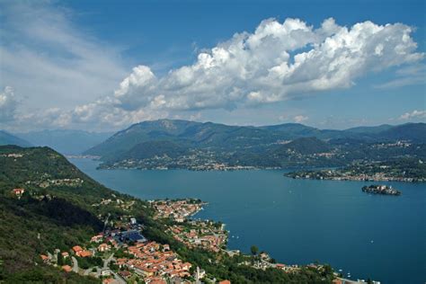 vista panoramica del Lago d'Orta dal Santuario della Madonna del Sasso, con l'Isola di San Giulio