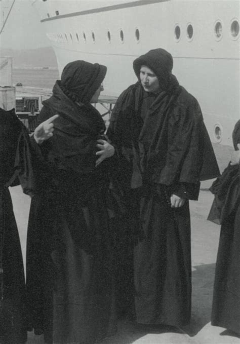 Insegnanti Orsoline con le loro allieve in una scuola del XIX secolo