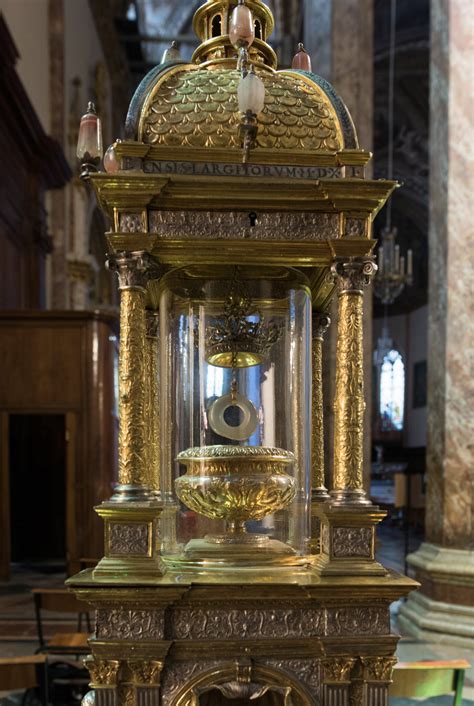Foto storica o riproduzione artistica del reliquiario del Santo Anello conservato nella Cattedrale di San Lorenzo.