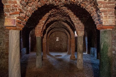 Interno della cripta dell'Abbazia di San Pietro a Breme, con le sue colonne e la disposizione dei mattoni.
