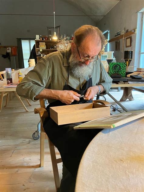 Foto dell'artista al lavoro nel suo studio o in un contesto accademico