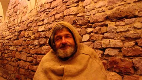Foto di un eremita moderno in meditazione