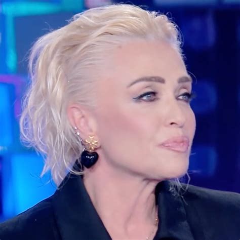 Ritratto di Paola Barale durante un'intervista televisiva