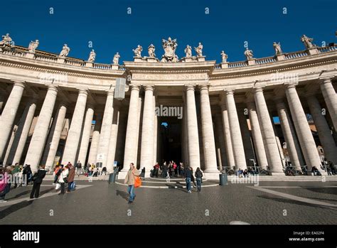 Piazza San Pietro con il colonnato del Bernini addobbato