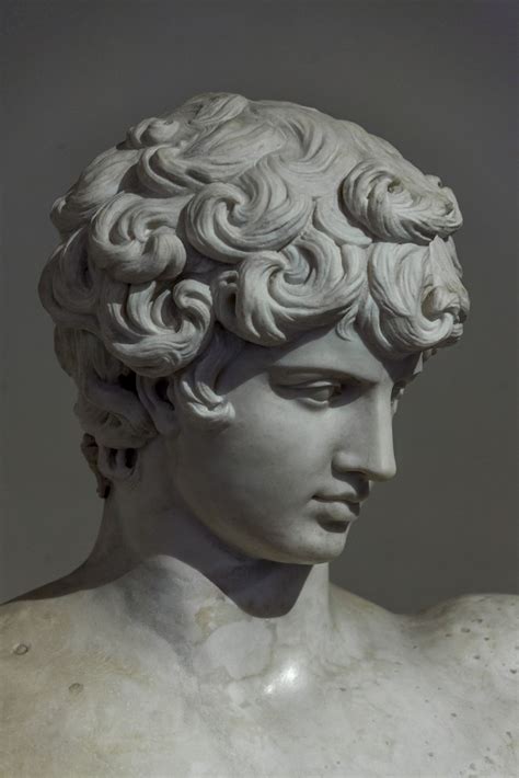 Dettaglio della testa di Antinoo, esempio di classicismo adrianeo