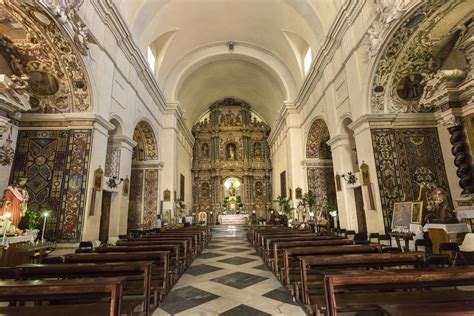 Interno della Chiesa della Madonna del Rosario con decorazioni murali