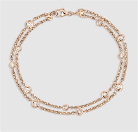 Diverse tipologie di gioielli eleganti per la madrina, come bracciali, collane e orecchini, con enfasi su design raffinati e materiali preziosi.