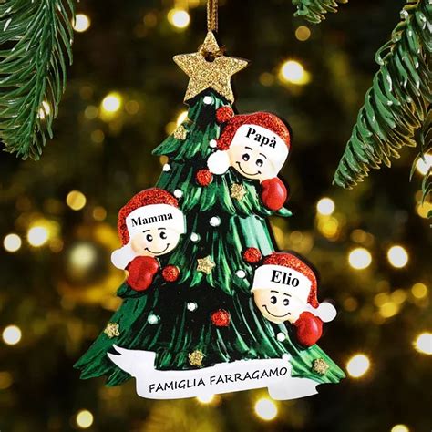 Esempi di ciondoli personalizzati, come iniziali, nomi, date significative o simboli come l'albero della vita e angeli.