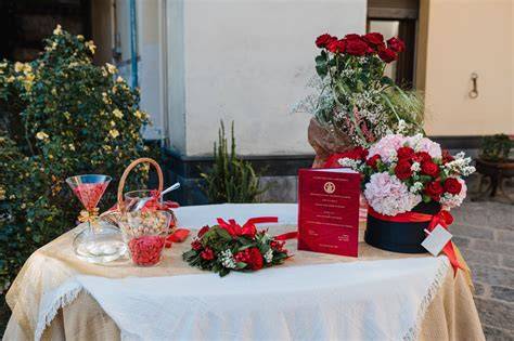 Tavolo della celebrazione con registri e penne, decorato con fiori