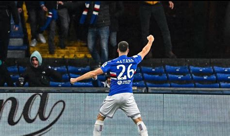 Foto di Giorgio Altare durante un match di campionato in maglia rossoblù