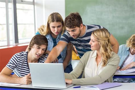 Aula moderna con studenti che utilizzano tablet o computer per attività didattiche