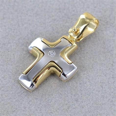 Un elegante ciondolo a forma di croce d'oro, ideale per un battesimo