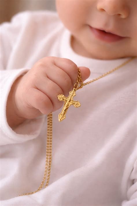 Una selezione di gioielli per battesimo maschietto: croci e medaglie in oro