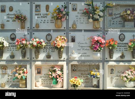 Foto di un cimitero ben curato con fiori sulle tombe