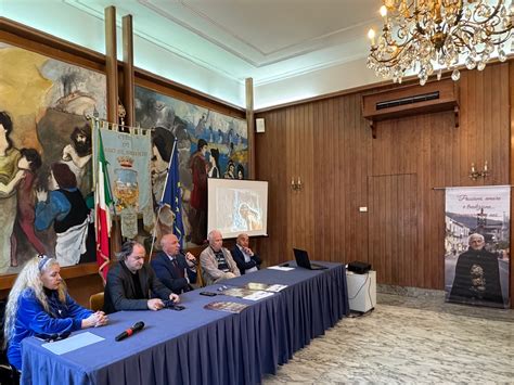 Rappresentazione storica di un faldistorio liturgico in ambiente ecclesiastico